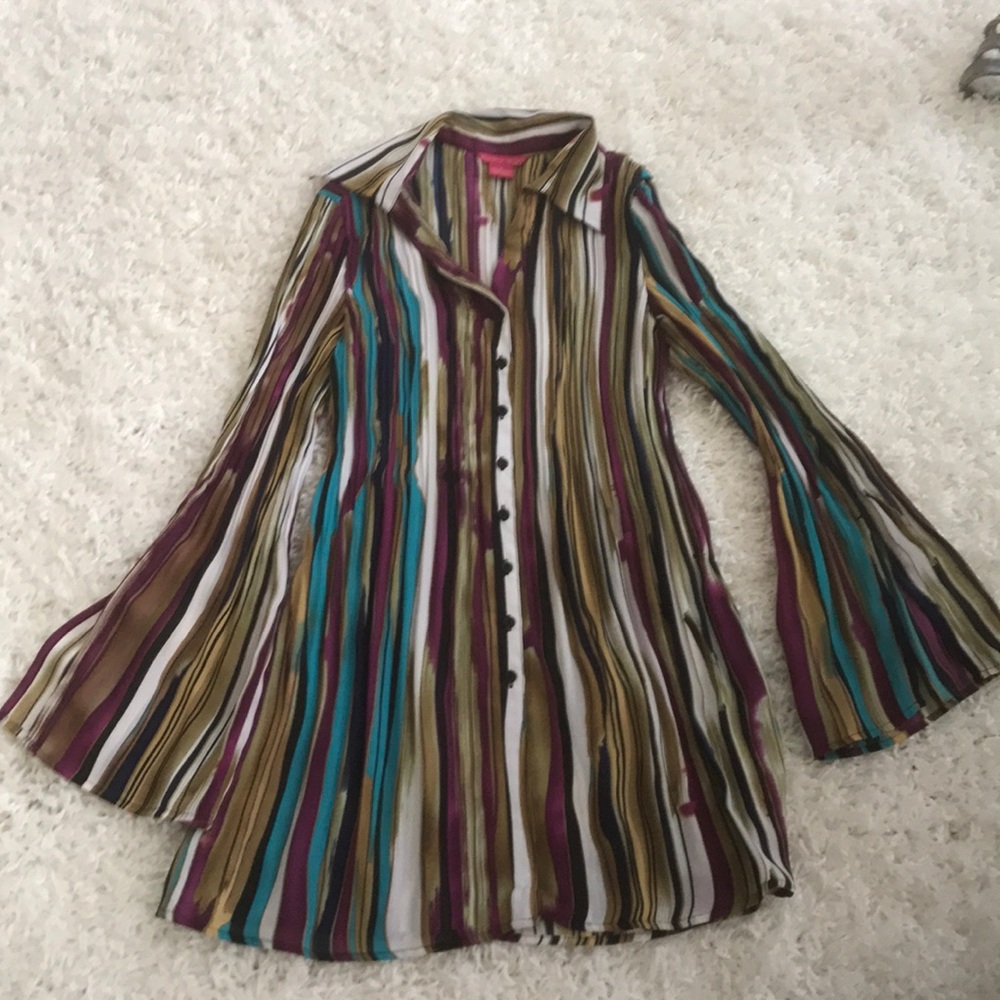 Small tunic top w bell sleeves & button up